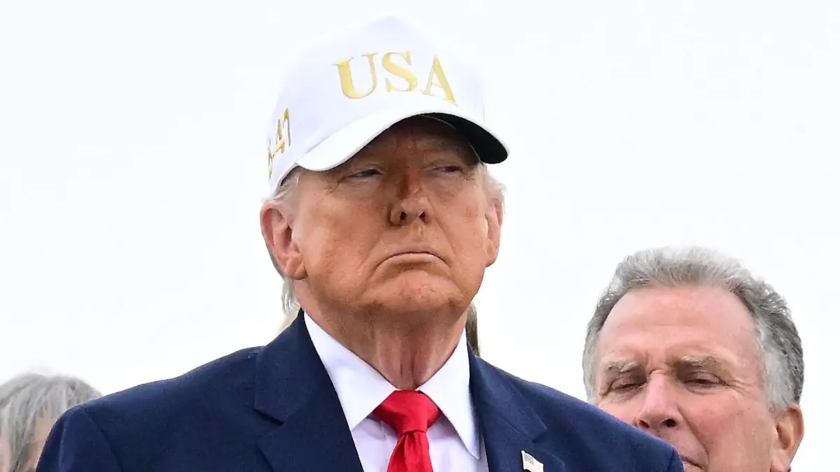 DOVER, DELAWARE, UNITED STATES - MARCH 07: U.S. President Donald Trump is seen as the plane carrying U.S. soldiers killed in the Iranian retaliatory strikes arrives at Dover, Delaware, United States on March 07, 2026. U.S. Army Reserve Members Maj. Jeffrey OÄôBrien, Capt. Cody Khork, Chief Warrant Officer 3 Robert M. Marzan, Sgt. 1st Class Nicole Amor, Sgt. 1st Class Noah Tietjens, and Sgt. Declan Coady, were killed in the retaliatory Iranian strike on Port of Shuaiba, Kuwait. Kyle Mazza / Anadolu