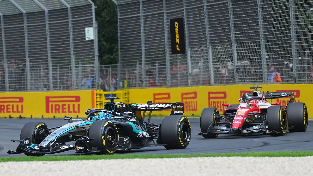 George Russell (l) und Charles Leclerc duellieren sich hart.