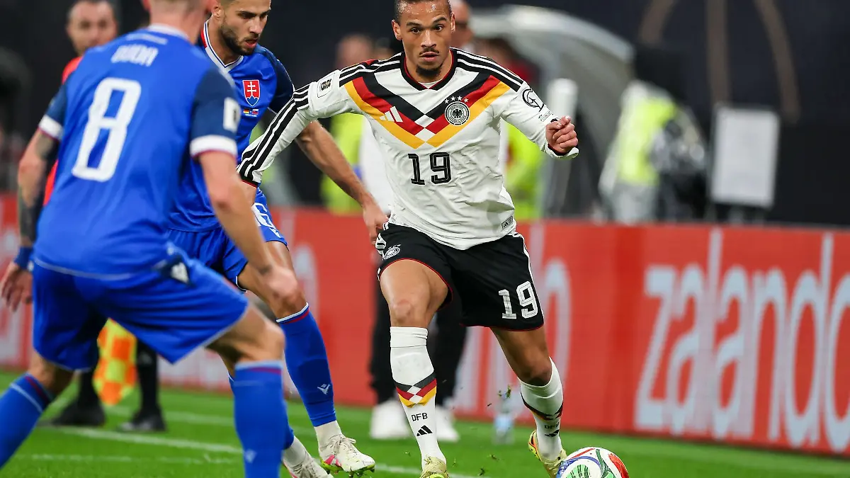 Leroy Sané (r) glänzte im entscheidenden WM-Qualifikationsspiel gegen die Slowakei. (Archivbild)
