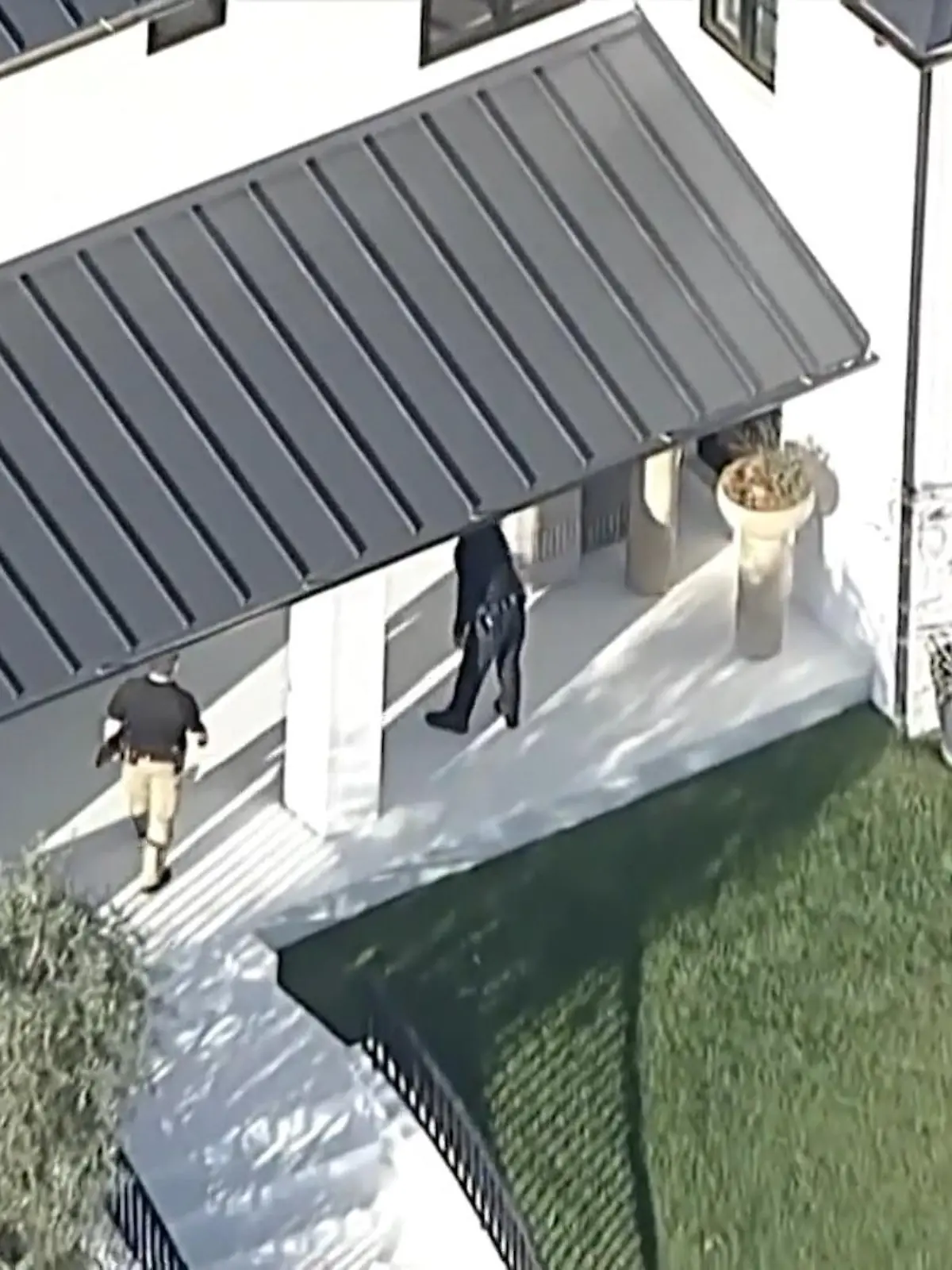 Bild zu: "Riesen-Schock für Megastar! Frau feuert mehrere Schüsse auf Villa von Sängerin Rihanna"