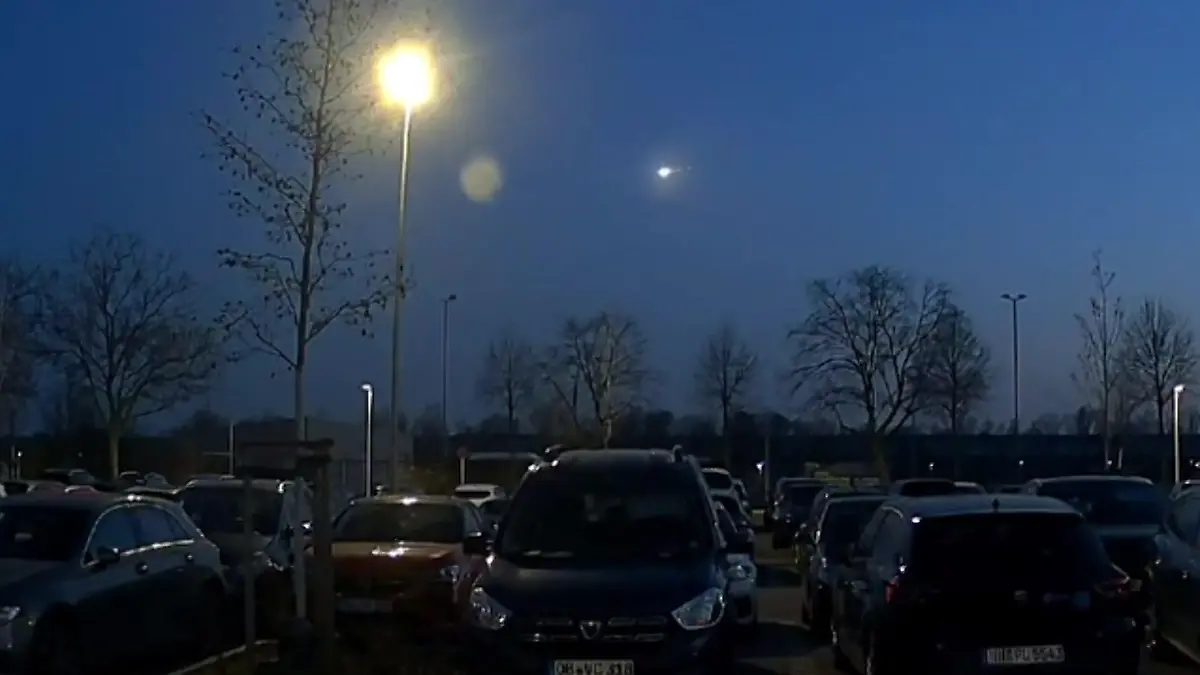 Feuerball am Himmel! Meteorit schlägt in Haus in Rheinland-Pfalz ein Sichtungen in Westdeutschland