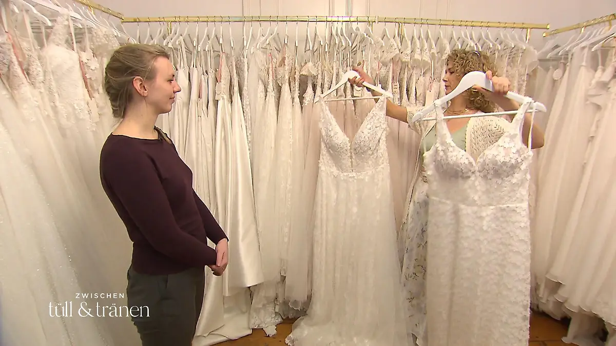 Eva sucht ihr Kleid – mit Familienjury Anprobe mit Familie