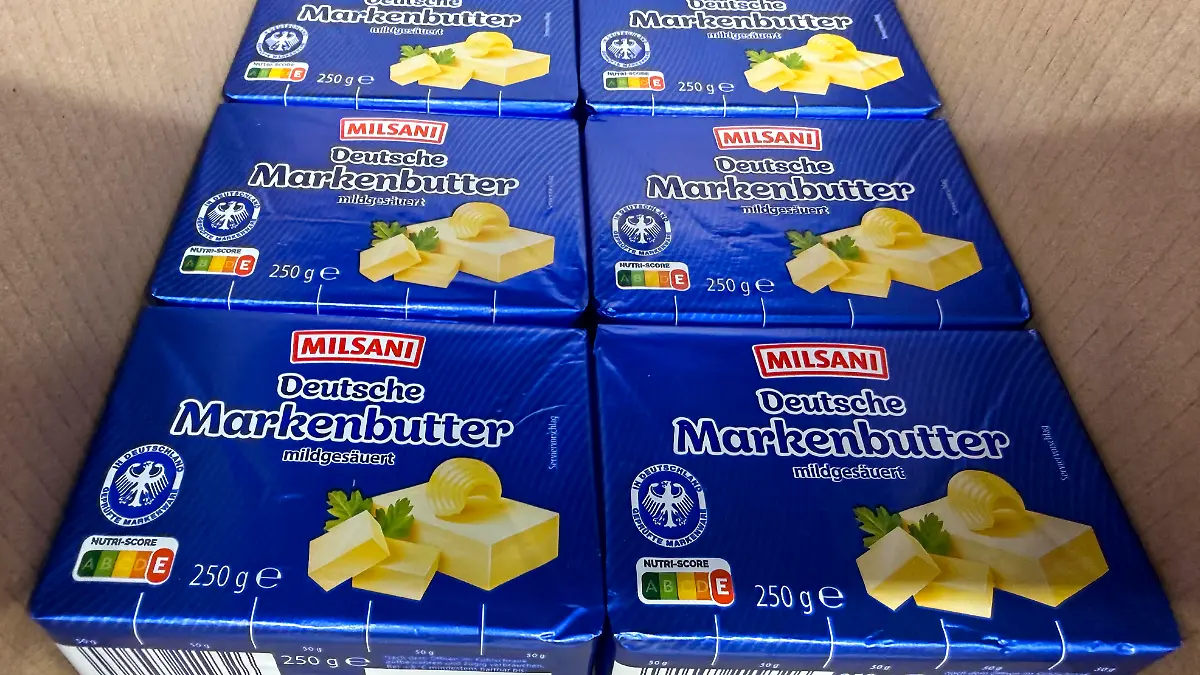 symb: Aldi Deutsche Marken Butter Sorte Milsani in blauer verpackung im Karton im Regal 38 Prozent billiger statt 1,38 nur noch 99 Cent fuer 1 Paket 500 Gramm Aldi Supermarkt Discounter