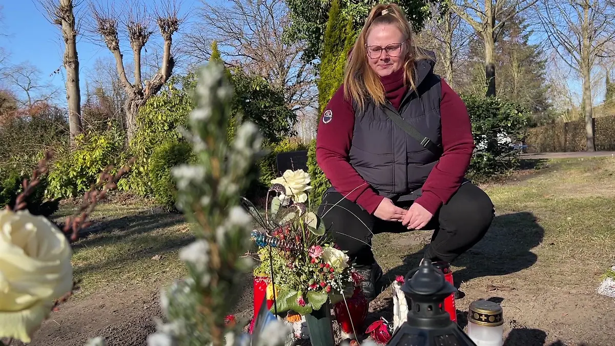 Dorian L. trauert an Fabians Grab