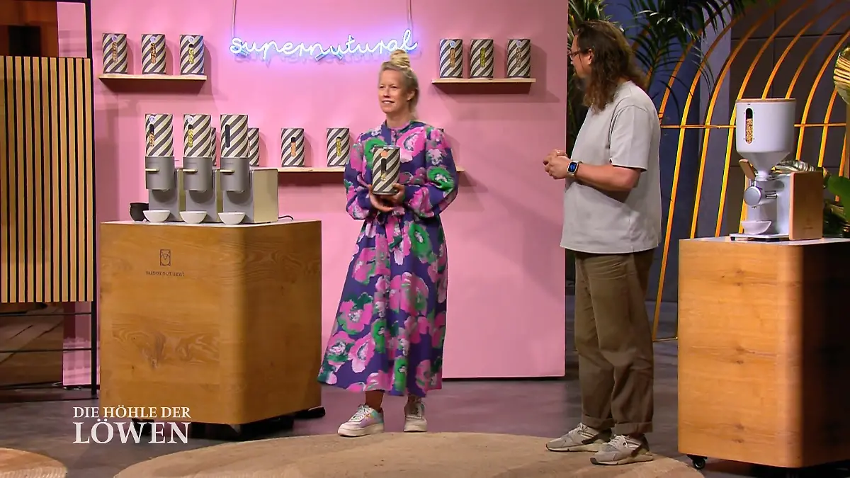 Nusscreme frisch gepresst aus der Maschine Nusscreme per Knopfdruck