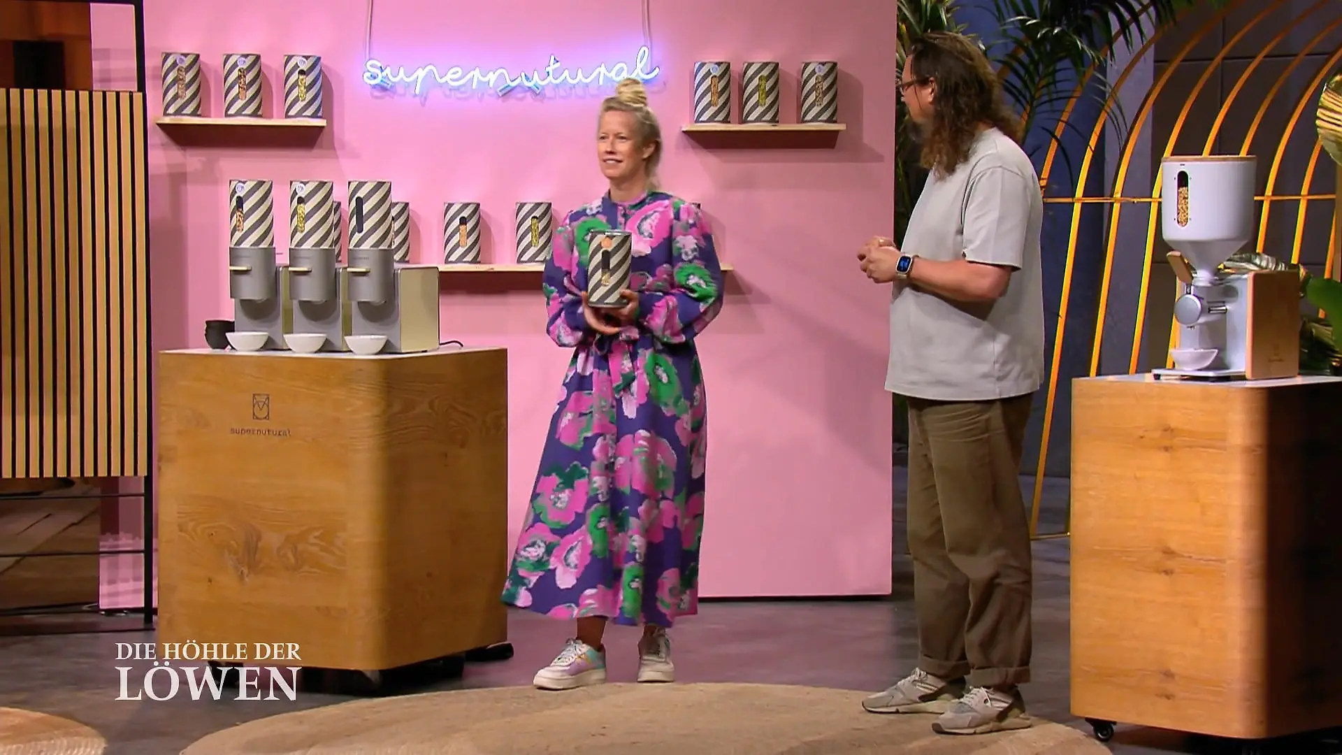 Nusscreme frisch gepresst aus der Maschine Nusscreme per Knopfdruck