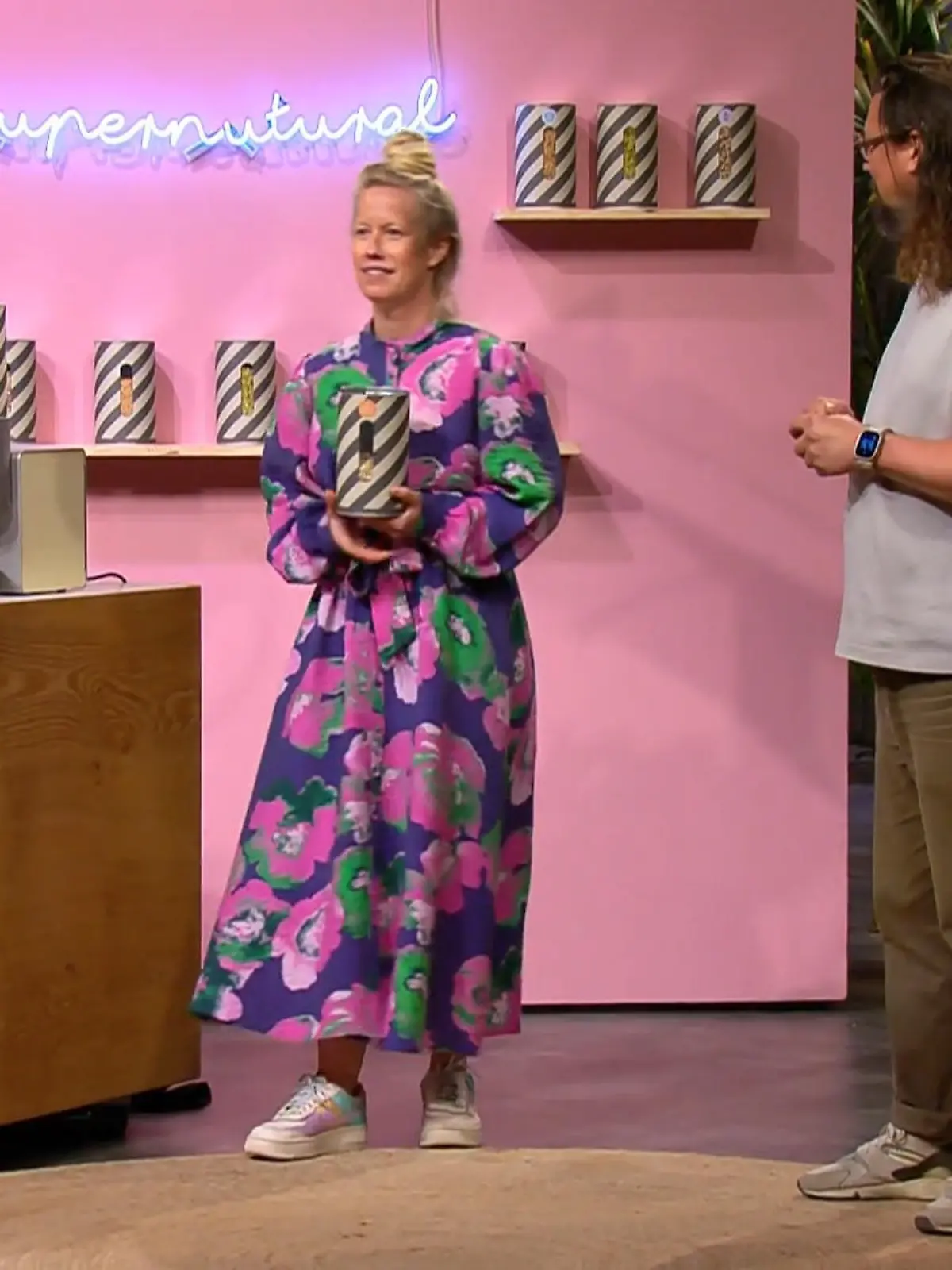 Bild zu: "Nusscreme frisch gepresst aus der Maschine"