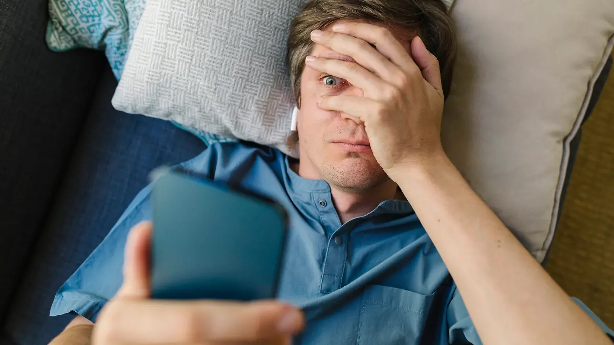 Besorgter Mann blickt auf Smartphone