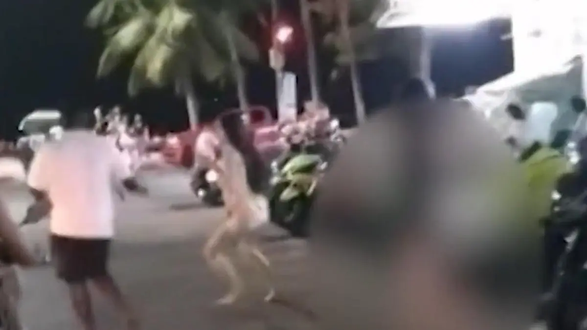 Prostituierte jagen Sex-Touri durch die Straßen – nackt! Sie haben noch eine Rechnung offen