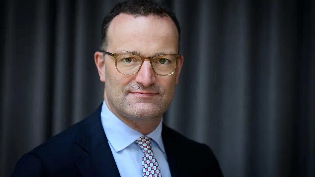 Jens Spahn (CDU), Vorsitzender der CDU/CSU-Bundestagsfraktion, steht vor einem Gespräch mit der Deutschen Presse-Agentur dpa im Newsroom der Nachrichtenagentur. (zu dpa: «Spahn rechtfertigt erneut Masken-Beschaffungen») +++ dpa-Bildfunk +++
