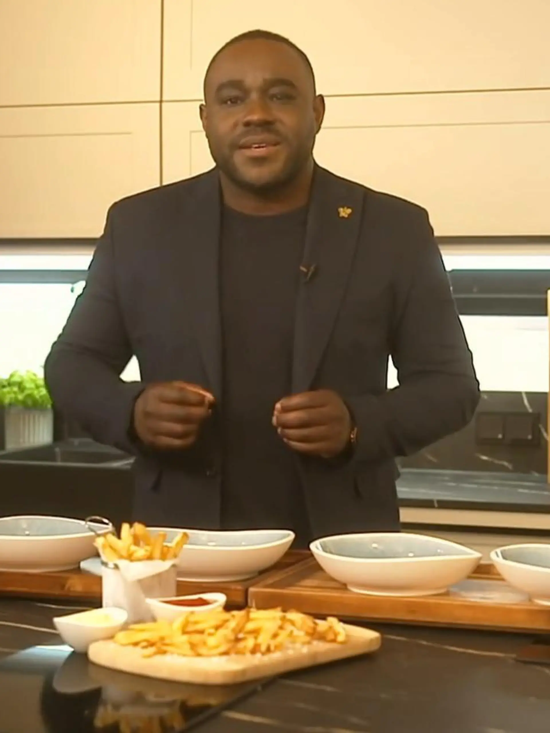 Bild zu: "Stark-Koch Nelson Müller verrät – so werden Tiefkühl-Pommes im Ofen richtig knusprig"
