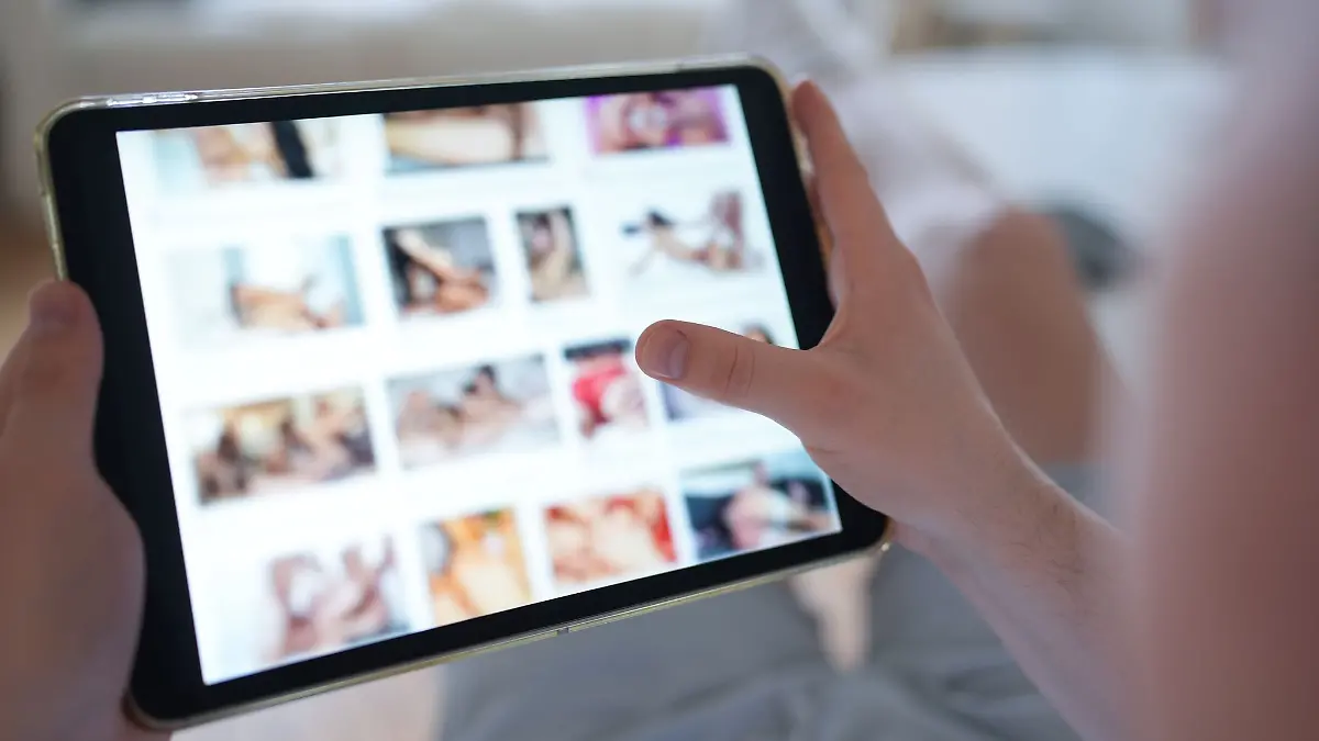 Im Landkreis Forchheim soll ein Mann pornografische Deepfakes von harmlosen Fotos von Frauen erstellt haben. Die Polizei ermittelt. (Symbolbild)