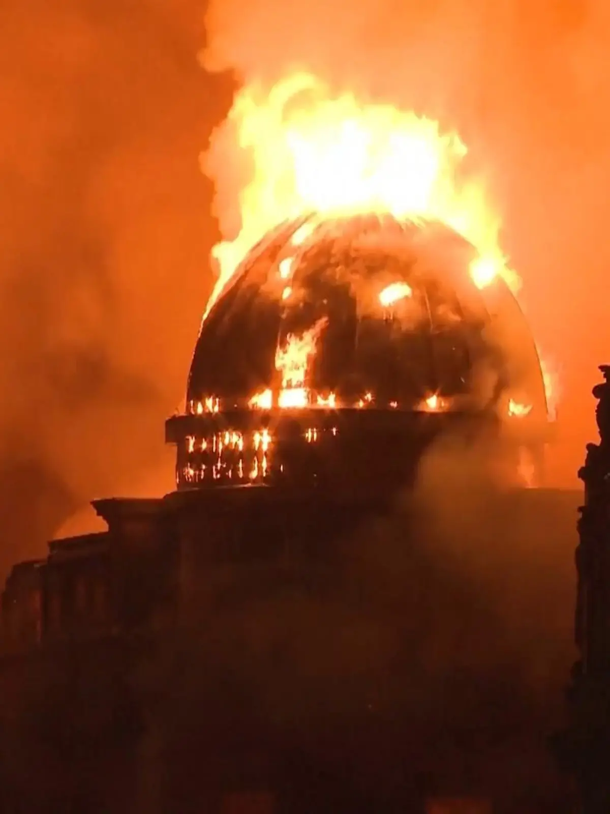 Bild zu: "Großbrand in Glasgow! Feuer in Vape-Shop fackelt historisches Gebäude ab"