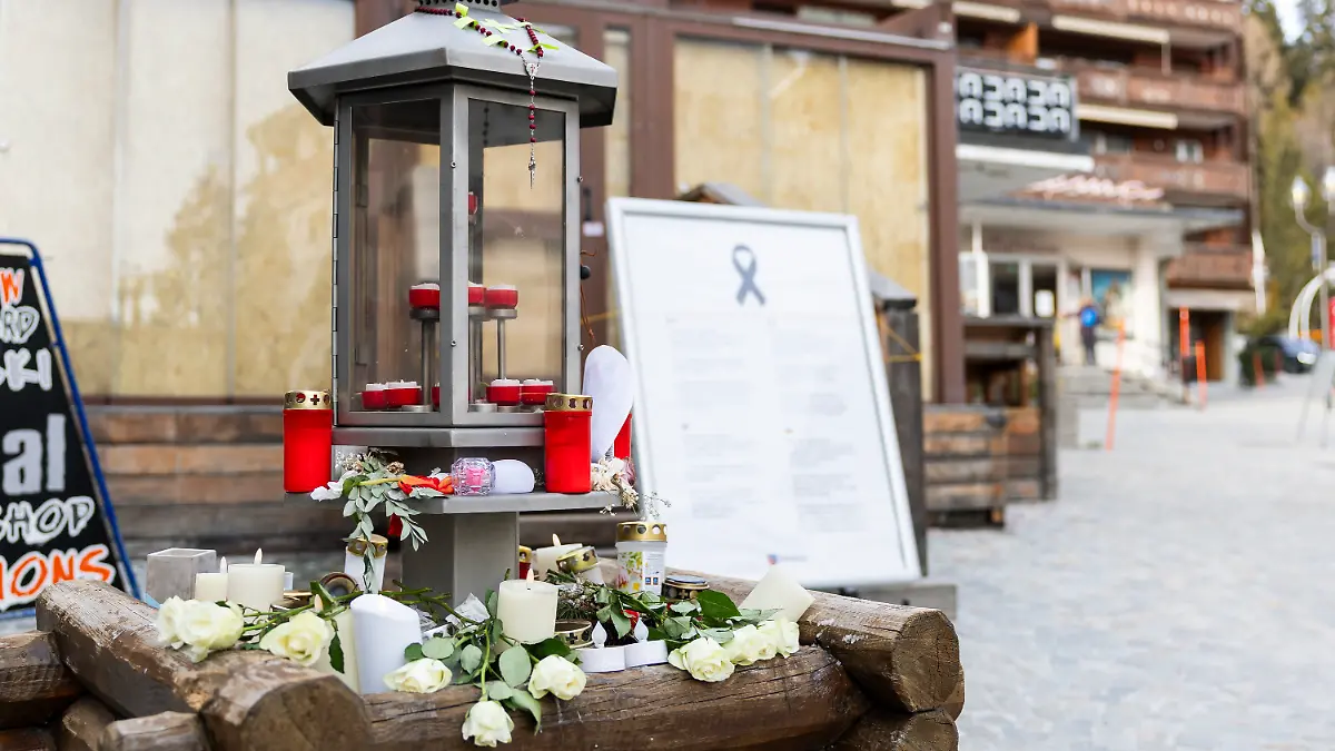 09.02.2026, Schweiz, Crans-Montana: Der Eingang der Bar und Lounge "Le Constellation" ist nach dem Brand in der Bar und Lounge "Le Constellation" abgebildet. Bei dem Brand in der Bar "Le Constellation" am Neujahrstag im Schweizer Alpenort Crans-Montana kamen 41 Menschen, meist Jugendliche, ums Leben und 115 wurden schwer verletzt. Foto: Cyril Zingaro/KEYSTONE/dpa +++ dpa-Bildfunk +++