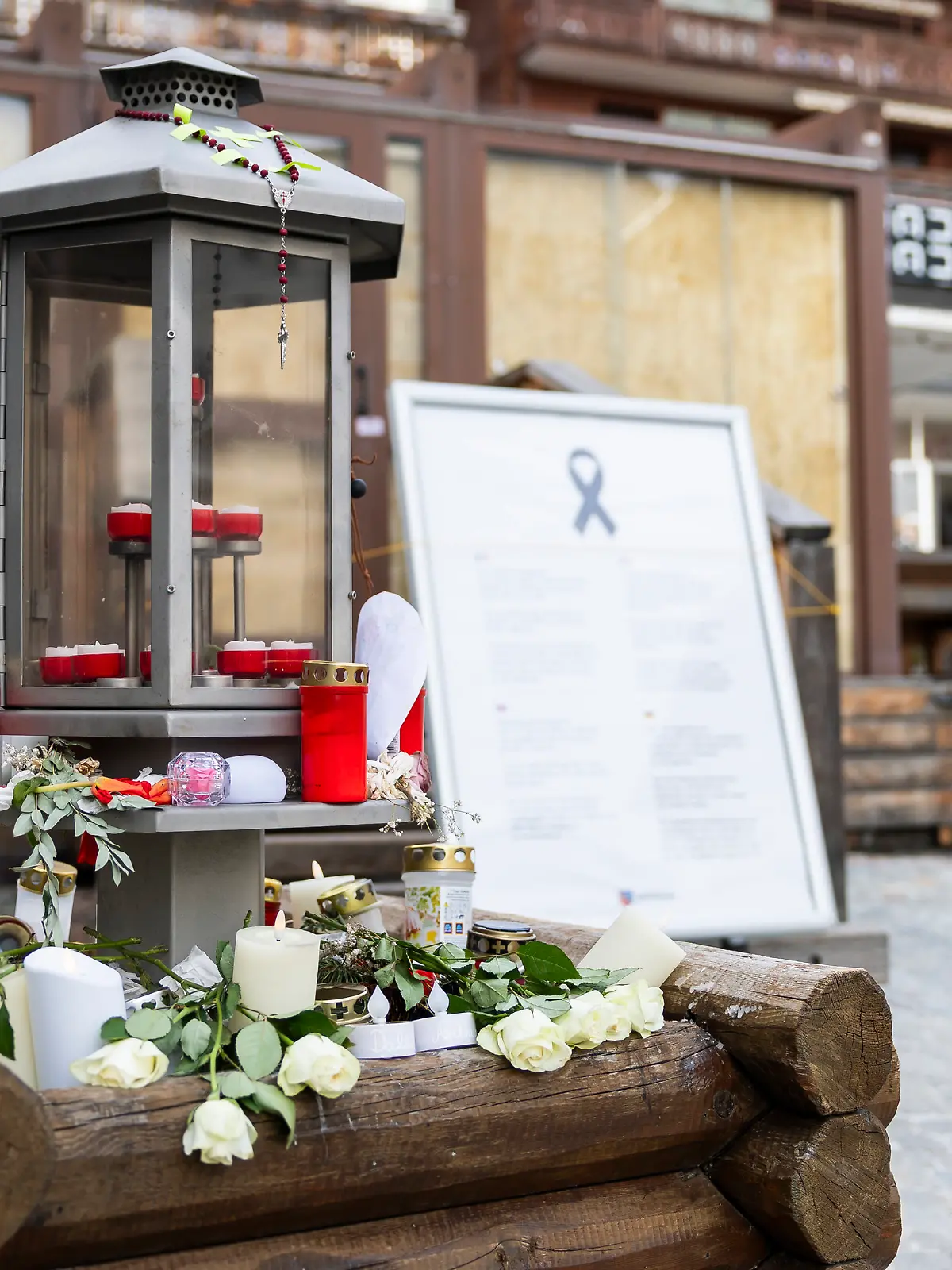 09.02.2026, Schweiz, Crans-Montana: Der Eingang der Bar und Lounge "Le Constellation" ist nach dem Brand in der Bar und Lounge "Le Constellation" abgebildet. Bei dem Brand in der Bar "Le Constellation" am Neujahrstag im Schweizer Alpenort Crans-Montana kamen 41 Menschen, meist Jugendliche, ums Leben und 115 wurden schwer verletzt. Foto: Cyril Zingaro/KEYSTONE/dpa +++ dpa-Bildfunk +++