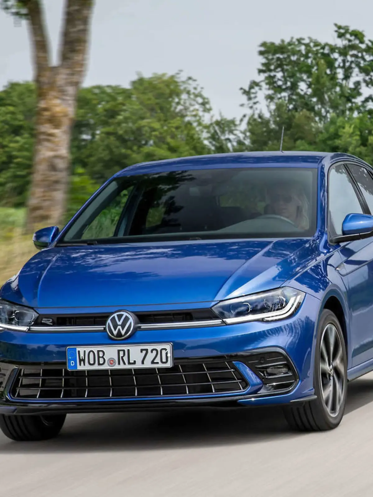 VW Polo fährt durch eine schöne Landschaft