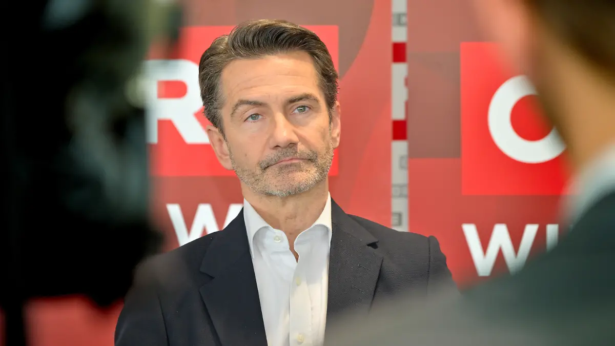 "ORF-Generaldirektor Roland Weißmann zur geplanten Neuregelung der ORF-Finanzierung", Am Rande der heutigen Plenarsitzung des ORF-Stiftungsrates nahm ORF-Generaldirektor Roland Weißmann zur heute von der Bundesregierung angekündigten Neuregelung der Finanzierung des ORF Stellung: ?Der ORF begrüßt das Bekenntnis der Bundesregierung zu einer nachhaltigen Neuregelung der Finanzierung des öffentlich-rechtlichen Rundfunks. Ein ORF-Beitrag ist eine solidarische Lösung zur Finanzierung des ORF, der von 95 Prozent aller Menschen in Österreich genützt wird. Der Verfassungsgerichtshof war in dieser Angelegenheit sehr eindeutig, als er im Sommer von einer Finanzierungsgarantie gesprochen hat, die dem öffentlich-rechtlichen Rundfunk eine funktionsadäquate Stellung sichert ? und so die Bedeutung und den Wert des ORF für die Gesellschaft unterstrichen hat.Im Bild: ORF-Generaldirektor Roland Weißmann. Foto: ORF/Thomas Ramstorfer. - 20230323_PD8822