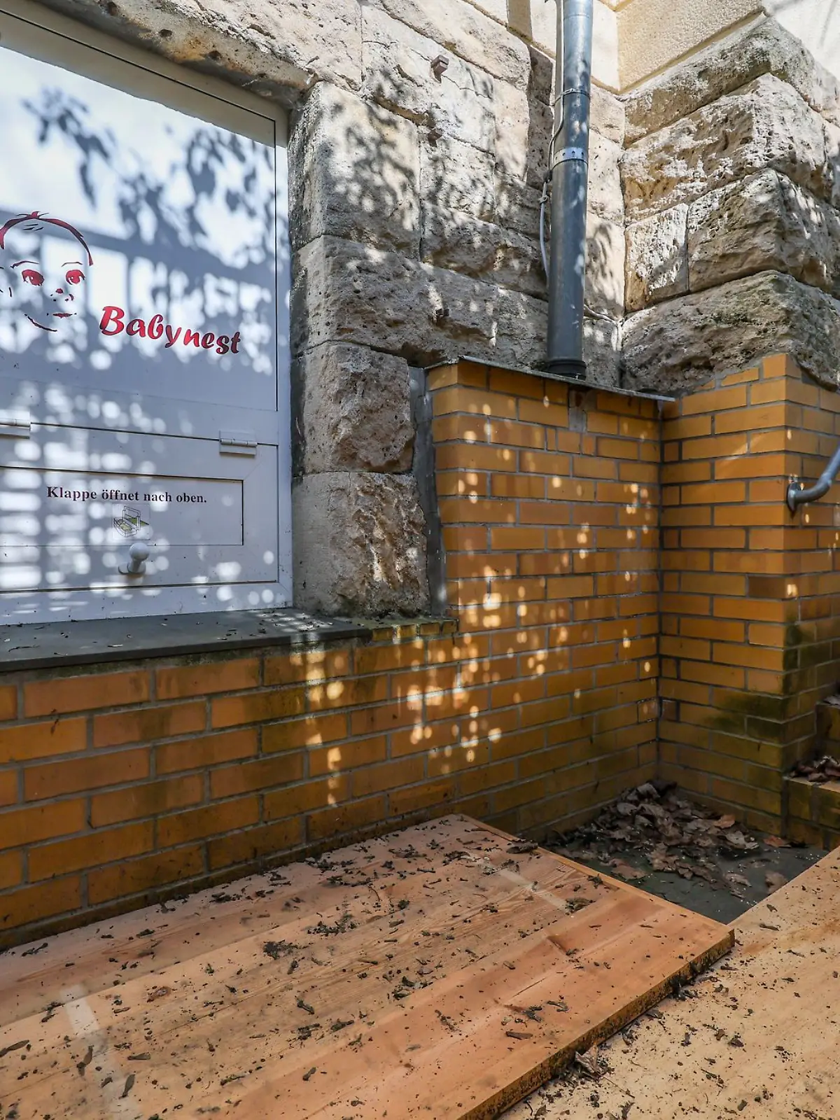 Bild zu: "Toter Säugling in Babyklappe in Leipzig - mutmaßliche Mutter meldet sich"