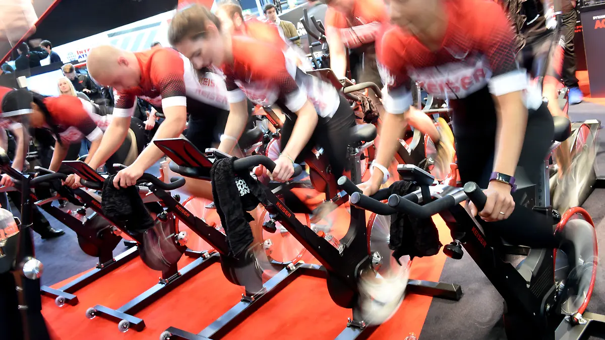 Besucher trainieren am 06.04.2017 bei der Fitnessmesse Fibo in Koeln am Stand von Keiser ihre Ausdauer beim Spinning. Foto: Henning Kaiser