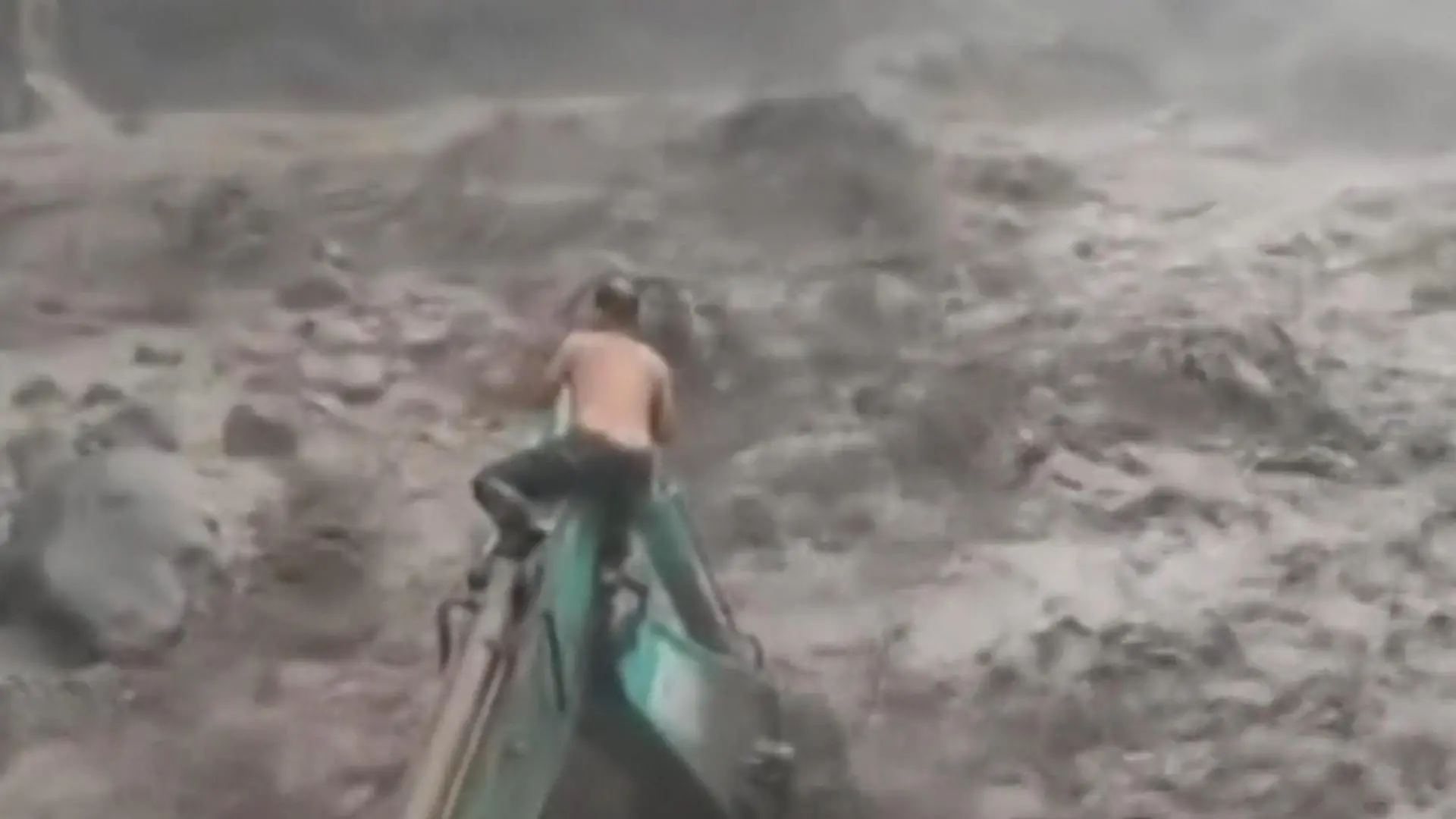 Schlammmassen ausgeliefert! Mann klammert sich verzweifelt an Bagger fest  Heftiges Unwetter in Indonesien