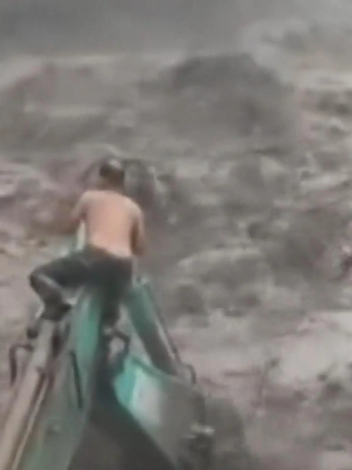 Bild zu: "Schlammmassen ausgeliefert! Mann klammert sich verzweifelt an Bagger fest "