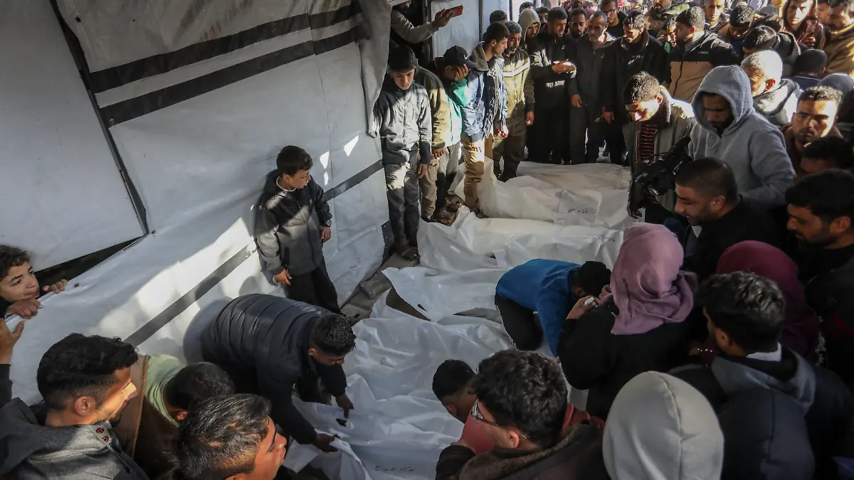 Menschen trauern um sieben Palästinenser, die bei einem israelischen Luftangriff auf das Asdaa-Viertel ums Leben gekommen sind. Nach Angaben des palästinensischen Gesundheitsministeriums sind bei den jüngsten Luftangriffen mindestens 28 Menschen ums Leben gekommen. +++ dpa-Bildfunk +++