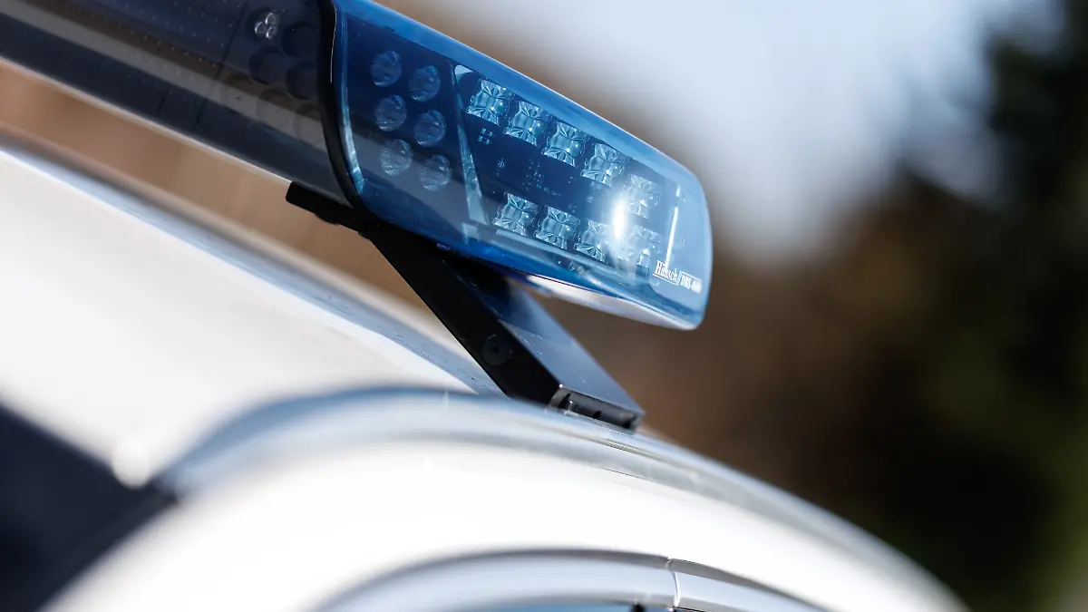 Das Blaulicht ist an einem Einsatzfahrzeug der Polizei in Waidhaus (Bayern) zu sehen.