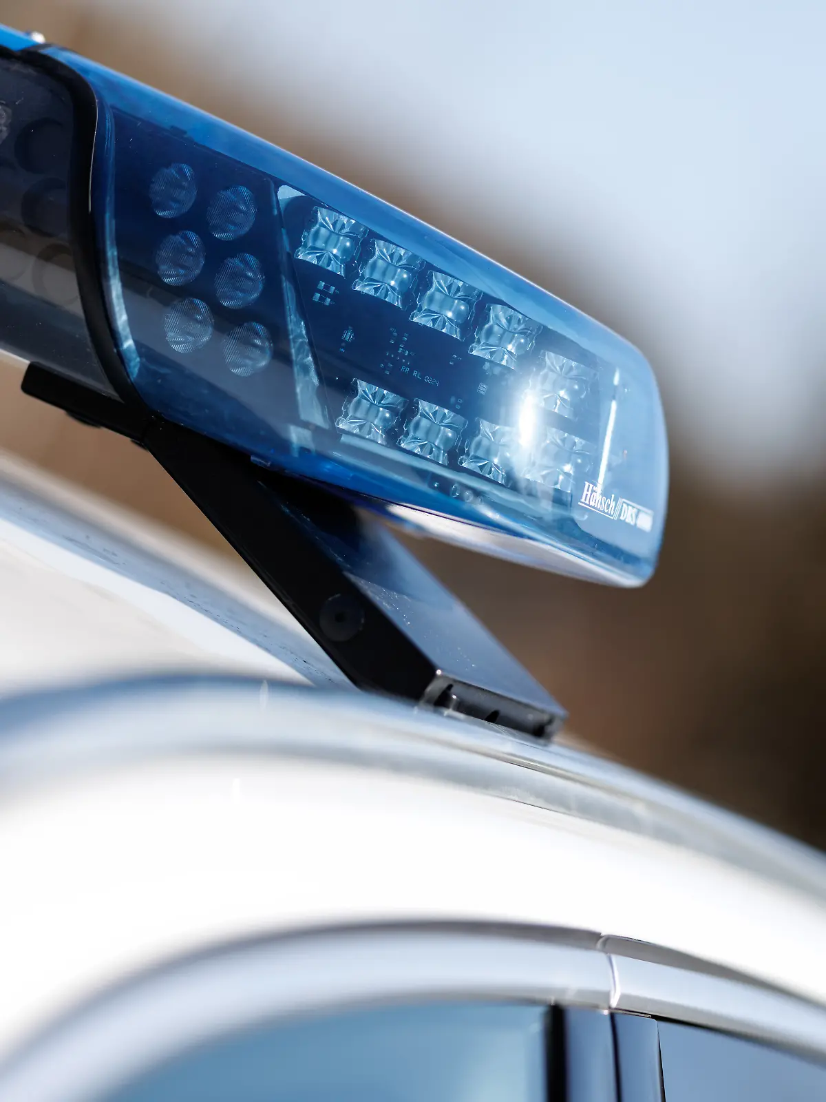 Das Blaulicht ist an einem Einsatzfahrzeug der Polizei in Waidhaus (Bayern) zu sehen.
