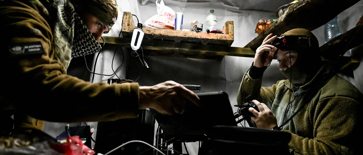 Kämpfer der UAV-Einheit des Striletskyi-Spezialbataillons der regionalen Polizeibehörde von Saporischschja kontrollieren eine FPV-Drohne von einem Unterstand aus während eines Kampfeinsatzes im Sektor Saporischschja, Ukraine. +++ dpa-Bildfunk +++