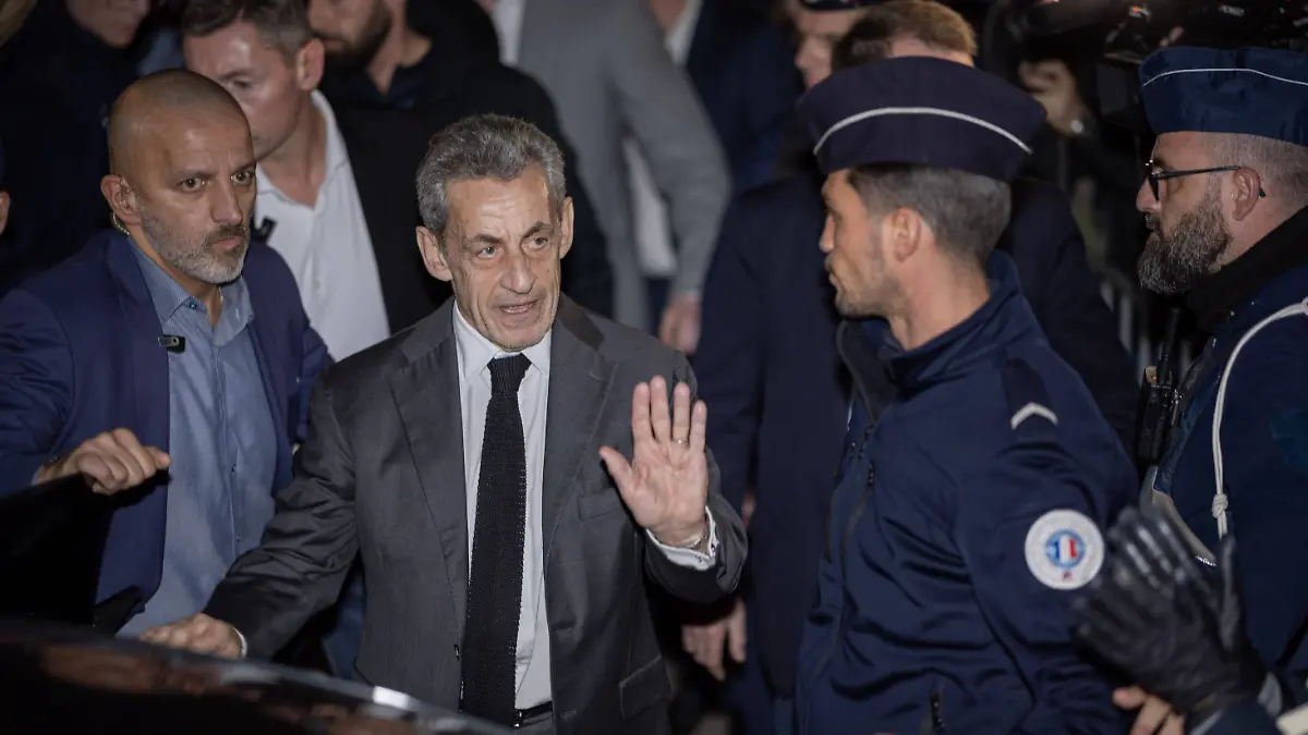 Nicolas Sarkozy dedicace son dernier livre "Le journal d un prisonnier" editions Fayard, Librairie de la Presse. Menton FRANCE - 12/12/2025//SYSPEO_sysB062/Credit:Syspeo/SIPA/2512122221