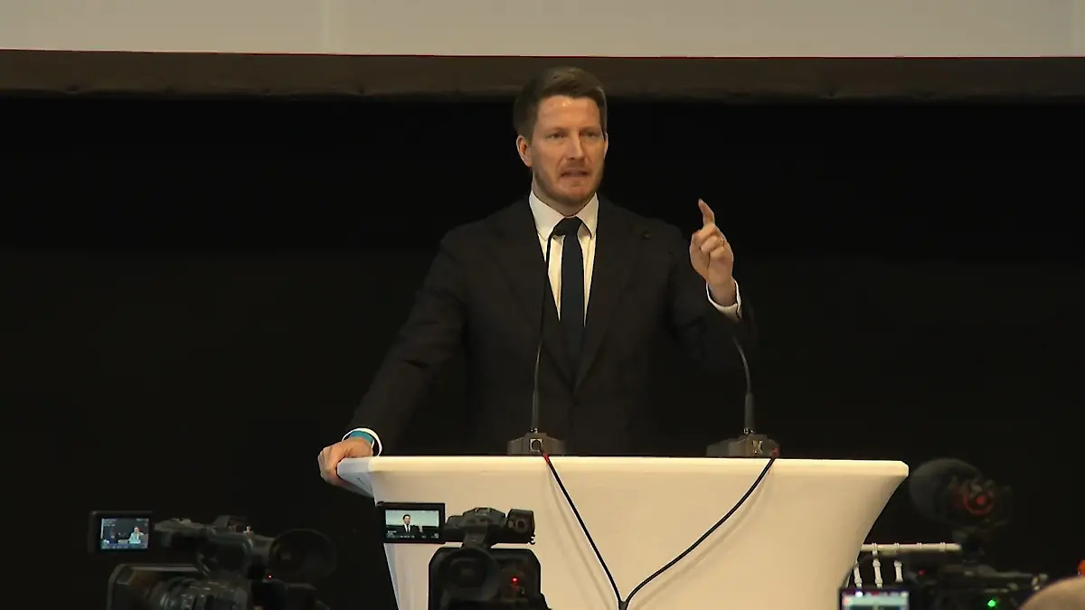 Vincentz bleibt AfD-Chef in NRW Parteitag in Marl