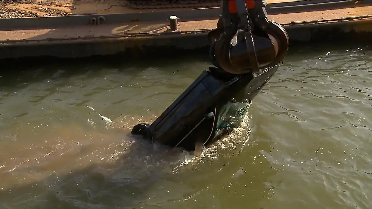 Auto aus Rhein geborgen Unfall in Köln