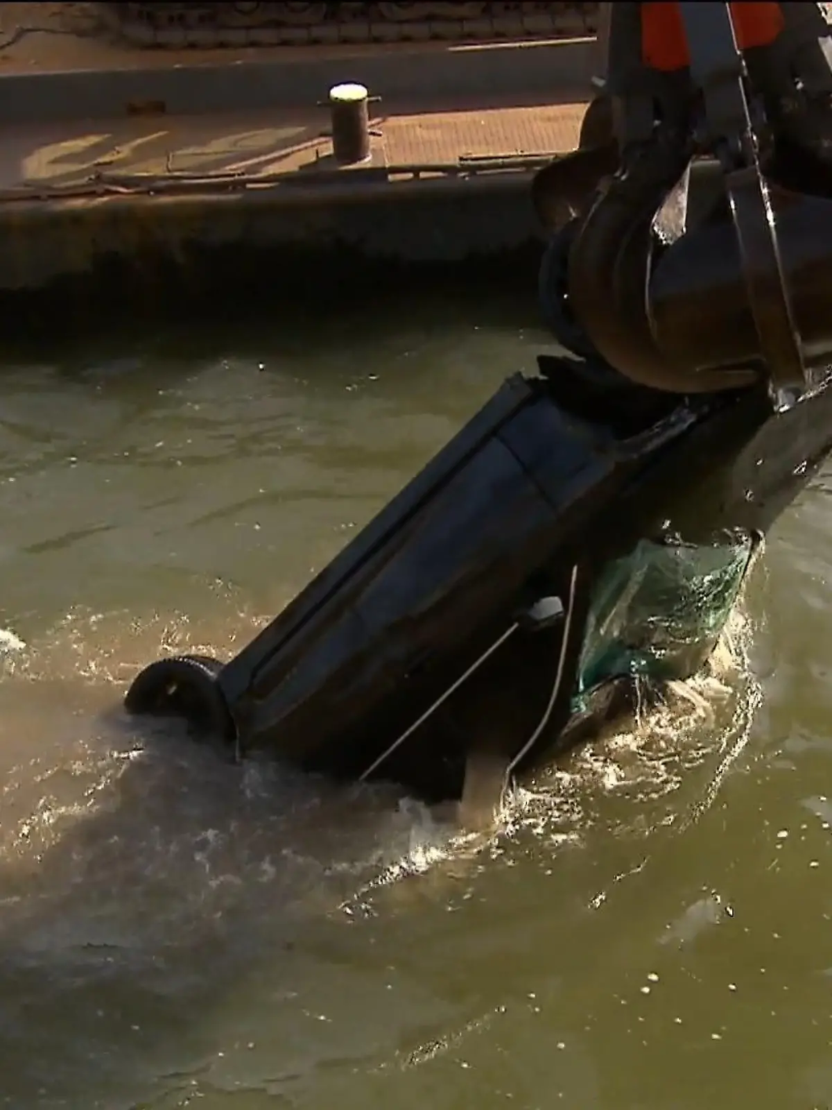 Bild zu: "Auto aus Rhein geborgen"