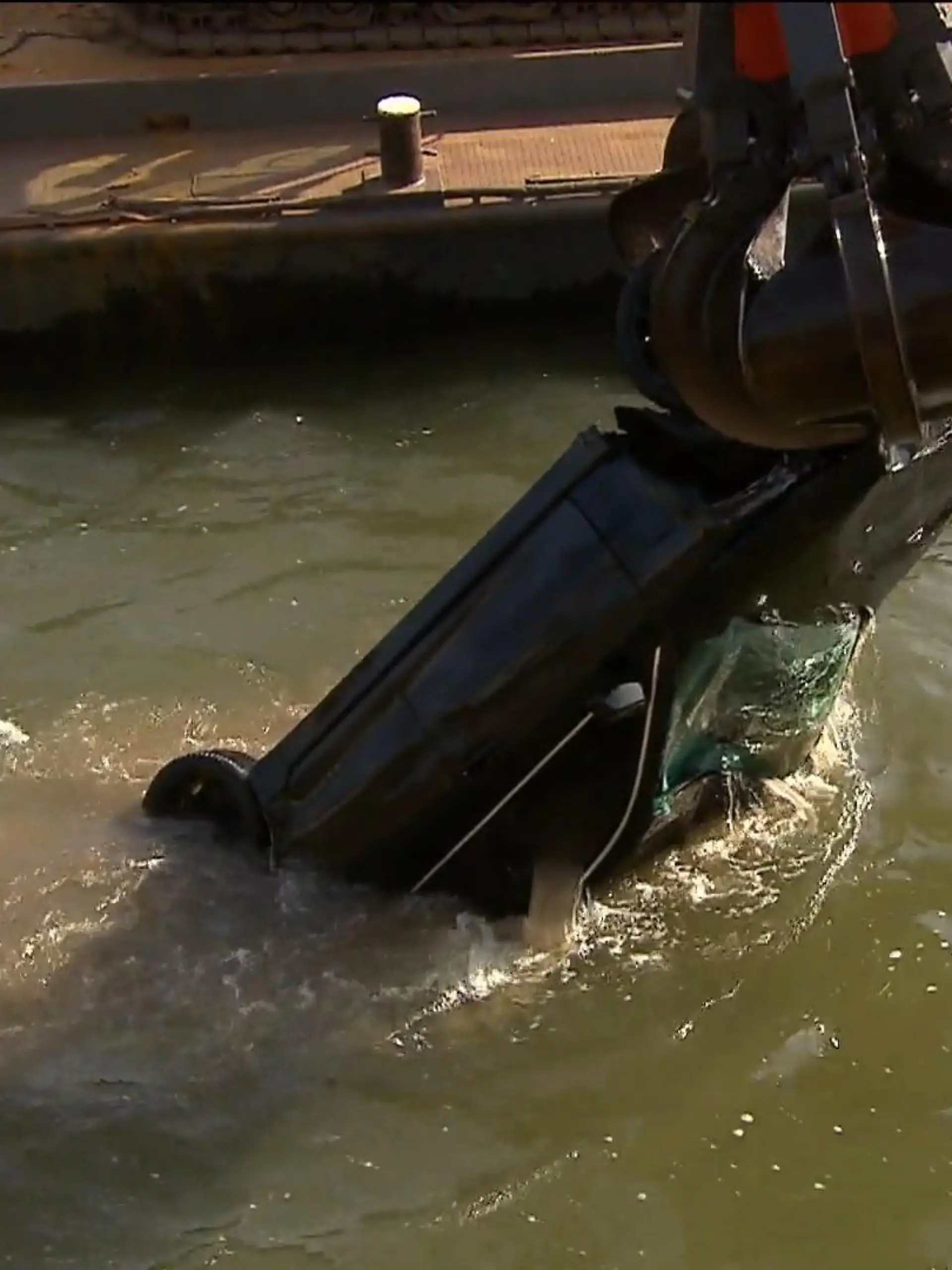 Bild zu: "Auto aus Rhein geborgen"