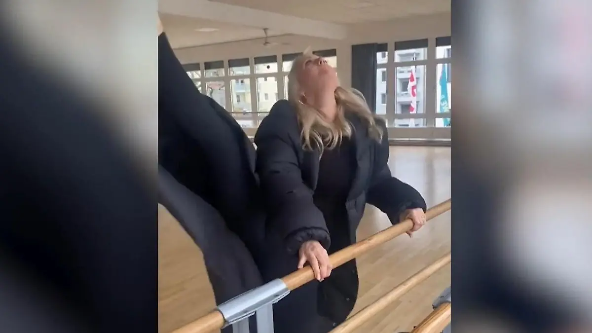 Heiß auf neue Show! So wärmt sich Barbara Schöneberger für Stefan Raab auf Ganz schön gelenkig