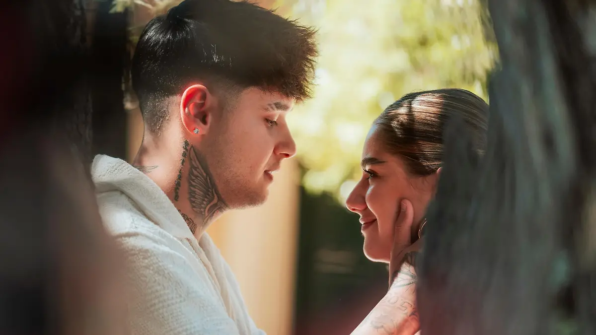 HANDOUT - Auf diesem vom Fernsehsender RTL zur Verfügung gestellten Bild, stehen Influencerin Lisa-Marie Straube und ihr Freund, der Reality-TV-Teilnehmer Furkan «Akka» Akkaya, zusammen unter einem Baum. Das Bild zeigt eine Szene aus der Treuetest-Realityshow «Temptation Island». (zu dpa: «Nach RTL-Treuetest-Show: Paar heiratet und erwartet Baby») +++ dpa-Bildfunk +++