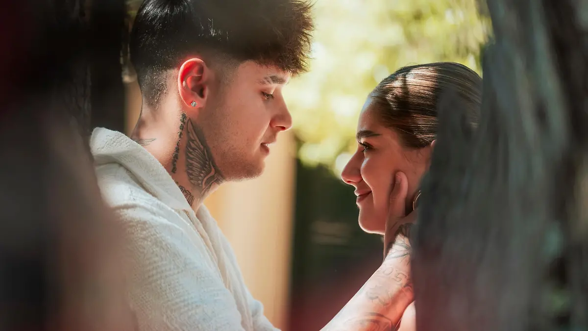 HANDOUT - Auf diesem vom Fernsehsender RTL zur Verfügung gestellten Bild, stehen Influencerin Lisa-Marie Straube und ihr Freund, der Reality-TV-Teilnehmer Furkan «Akka» Akkaya, zusammen unter einem Baum. Das Bild zeigt eine Szene aus der Treuetest-Realityshow «Temptation Island». (zu dpa: «Nach RTL-Treuetest-Show: Paar heiratet und erwartet Baby») +++ dpa-Bildfunk +++