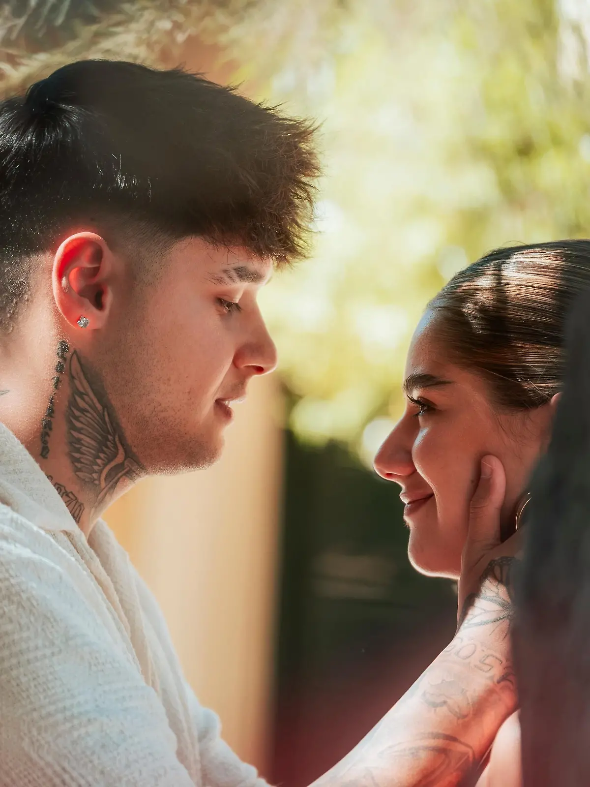 HANDOUT - Auf diesem vom Fernsehsender RTL zur Verfügung gestellten Bild, stehen Influencerin Lisa-Marie Straube und ihr Freund, der Reality-TV-Teilnehmer Furkan «Akka» Akkaya, zusammen unter einem Baum. Das Bild zeigt eine Szene aus der Treuetest-Realityshow «Temptation Island». (zu dpa: «Nach RTL-Treuetest-Show: Paar heiratet und erwartet Baby») +++ dpa-Bildfunk +++