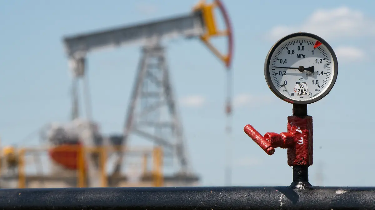 A view shows a pressure gauge near oil pump jacks outside Almetyevsk, in the Republic of Tatarstan, Russia July 14, 2025. REUTERS/Stringer