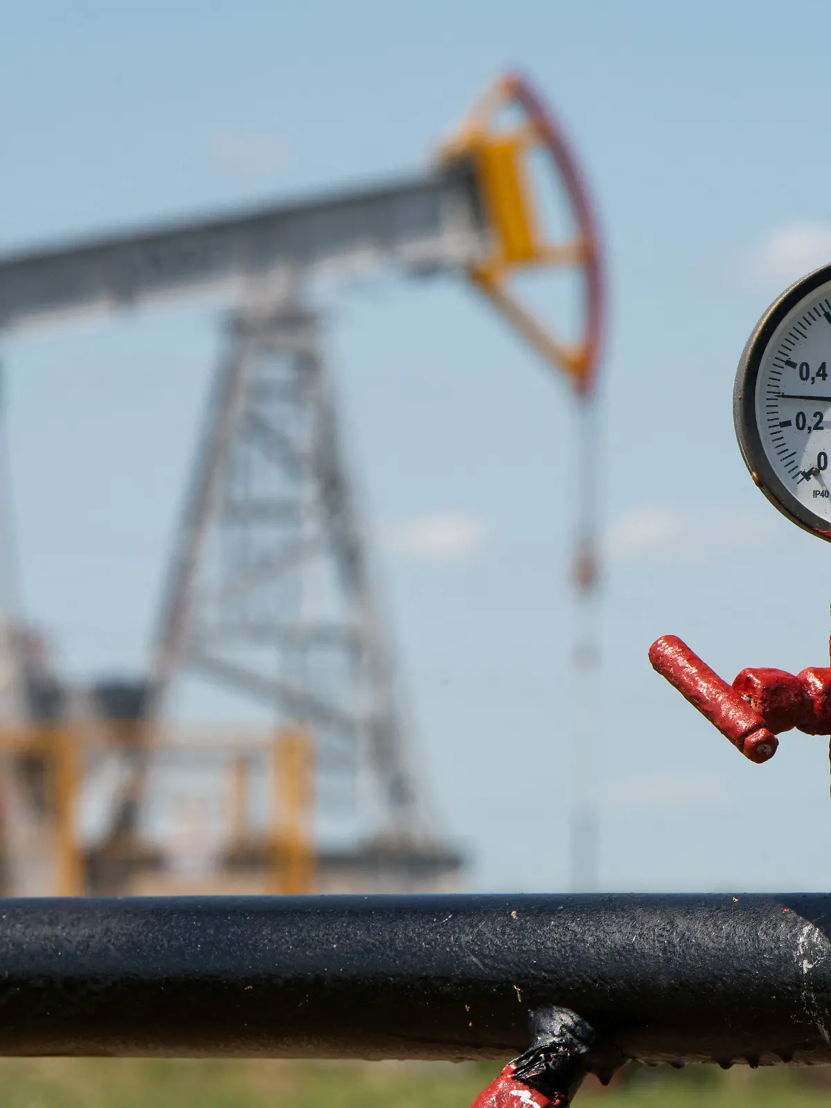 A view shows a pressure gauge near oil pump jacks outside Almetyevsk, in the Republic of Tatarstan, Russia July 14, 2025. REUTERS/Stringer