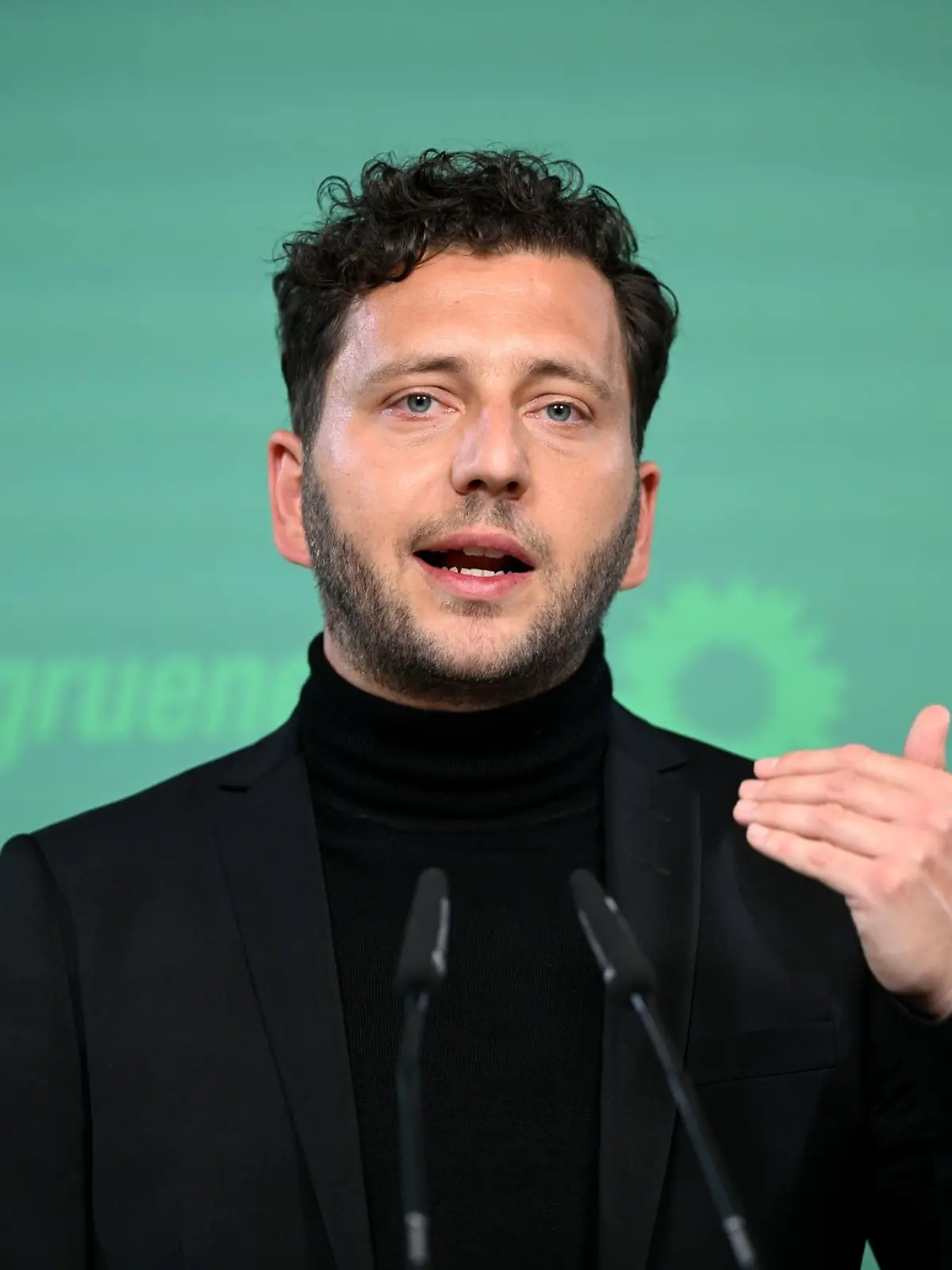 Bild zu: "Grünen-Chef will Tempolimit – wegen der Benzinpreise"