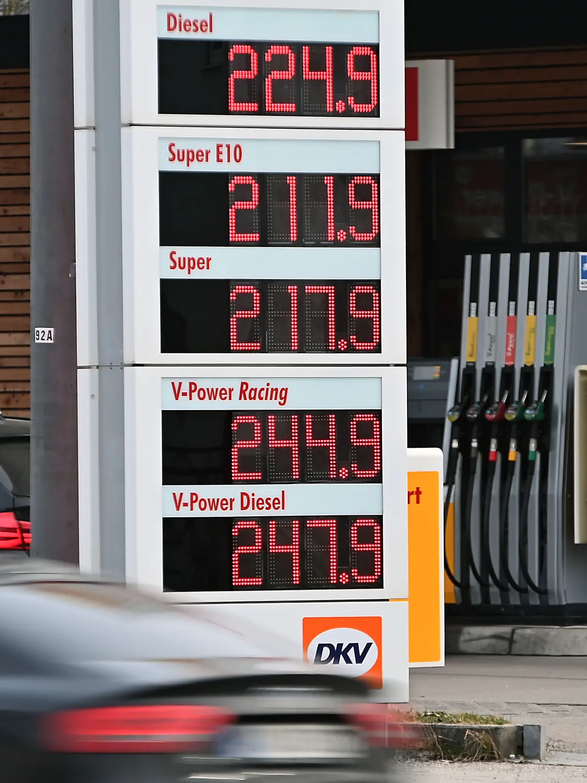 Kein Ende in Sicht-taeglich neue Hoechsstaende beim Tanken.Diesel teurer als Benzin! Explodierende Spritpreise wegen Iran Krieg dauern an. Benzinpreise an einer Tankstelle in Muenchen am 09.03.2026