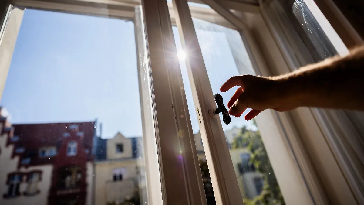 Längeres Lüften im Frühling: Die feuchtere Luft erfordert längere Lüftungszeiten, um Schimmelbildung vorzubeugen.