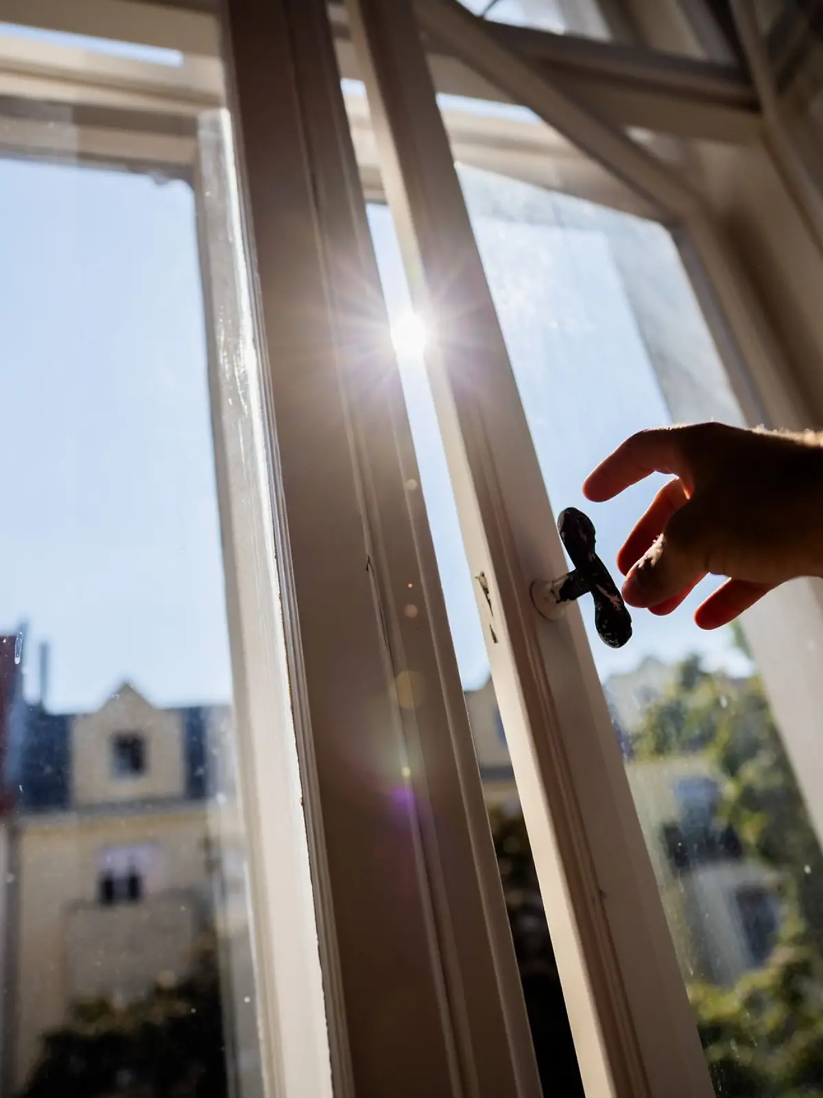 Längeres Lüften im Frühling: Die feuchtere Luft erfordert längere Lüftungszeiten, um Schimmelbildung vorzubeugen.