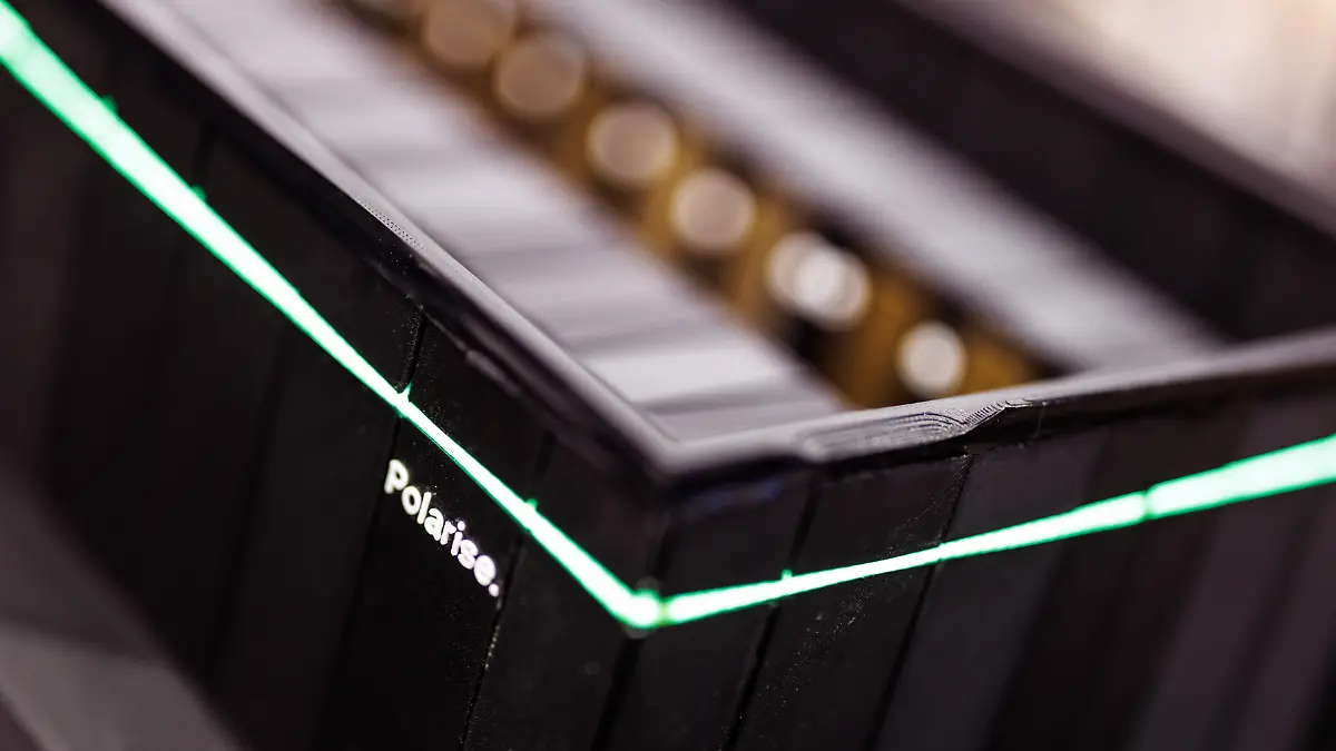 Das Logo und der Schriftzug von Polarise ist in München (Bayern, Deutschland) an einem Modell zu sehen. Polarise ist ein deutscher End-to-End-Anbieter von KI-Rechenzentren und entwickelt und betreibt seine KI-Fabriken ("AI Factories") an Standorten in Deutschland und Europa. (Unternehmen, Symbolbild, Symbolfoto, Illustration, symbolisches Foto, illustratives Foto, Themenbild, allgemeines Bild, Themenfoto)