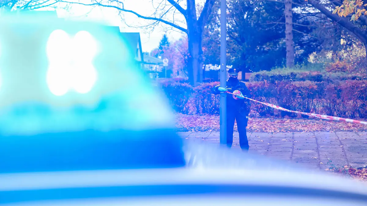  Auf Polizisten geschossen - Täter bedroht zuerst seine Frau und schießt anschließend auf die Polizei - Täter durch Polizei niedergeschossen 02.11.20 - Hamburg: Mann 39 schießt auf Polizisten - Täter niedergeschossen Es war ein dramatischer Einsatz für die Polizeikräfte. Gegen 12:20Uhr wurde die Polizei über eine Auseinandersetzung in einer Wohnung am Licentiatenweg im Hamburger Stadtteil Groß-Borstel informiert. Beim Eintreffen der ersten Polizeikräfte schoss der bewaffnete Mann sofort auf die Einsatzkräfte der Polizei, die sich noch im Streifenwagen befanden. Die Polizisten griffen sofort zur Dienstwaffe und konnten den Angreifer mit gezielten Schüssen niederstrecken. Umgehend wurde der Schütze überwältigt und gesichert. Copyright: xLucaxFieldx