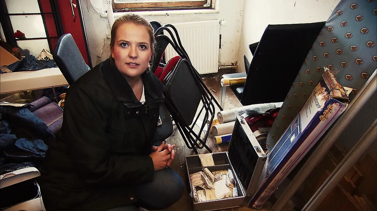 RTL-Reporterin Sarina Sprengelmeyer im Horrorhaus von Höxter