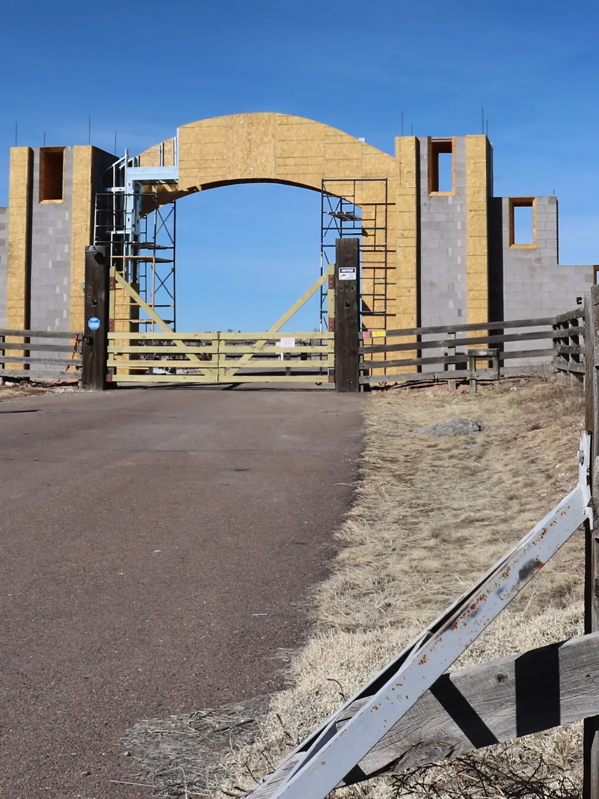 Der Eingang der San Rafael Ranch, die früher Jeffrey Epstein gehörte und «Zorro Ranch» genannt wurde. Die Staatsanwaltschaft von New Mexico will strafrechtliche Ermittlungen zu möglichen illegalen Aktivitäten auf der Ranch des Sexualstraftäters wieder aufnehmen. +++ dpa-Bildfunk +++