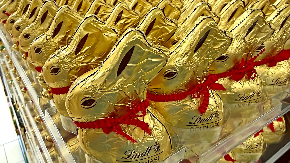 09.03.2026, Symbolbild: Ostern 2026, Der beruehmte Lindt Goldhase mit Gloeckchen im Angebot eines Supermarktes in Bayern,