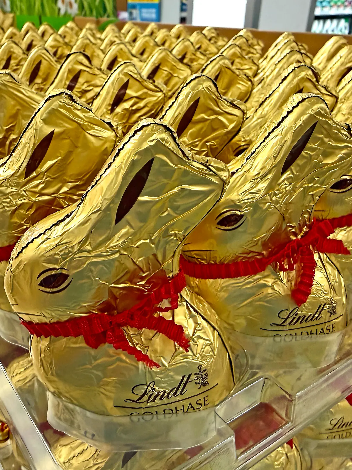 09.03.2026, Symbolbild: Ostern 2026, Der beruehmte Lindt Goldhase mit Gloeckchen im Angebot eines Supermarktes in Bayern,